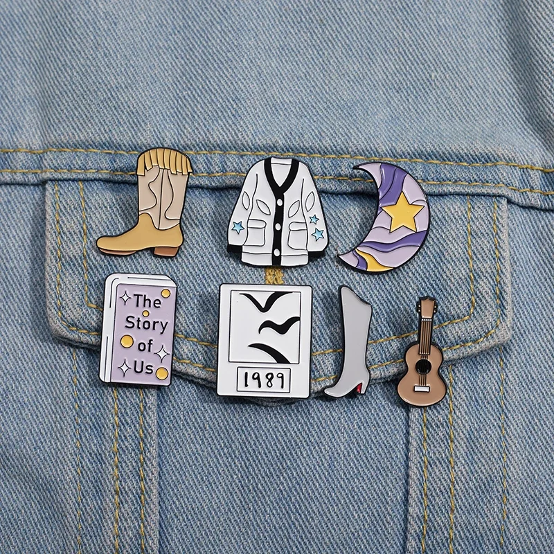 The Story of US Enamel Pins 80's Hip-Hop Punk แฟชั่นกีตาร์แว่นกันแดด Moon เข็มกลัดปกเสื้อป้ายปกเสื้อกระเป๋าเป้สะพายหลังเครื่องประดับของขวัญ