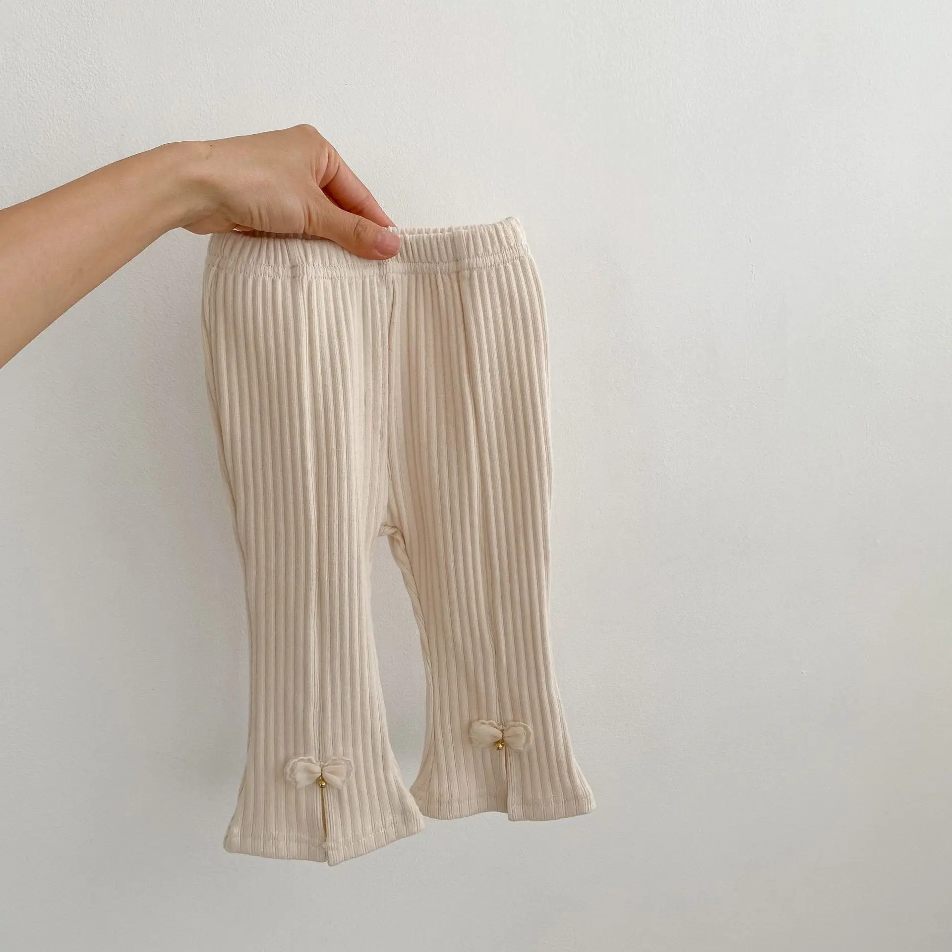 2025 otoño nuevas mallas acanaladas para niñas pantalones infantiles lindos pantalones acampanados con lazo para niñas pantalones elásticos para niños pantalones casuales para niños