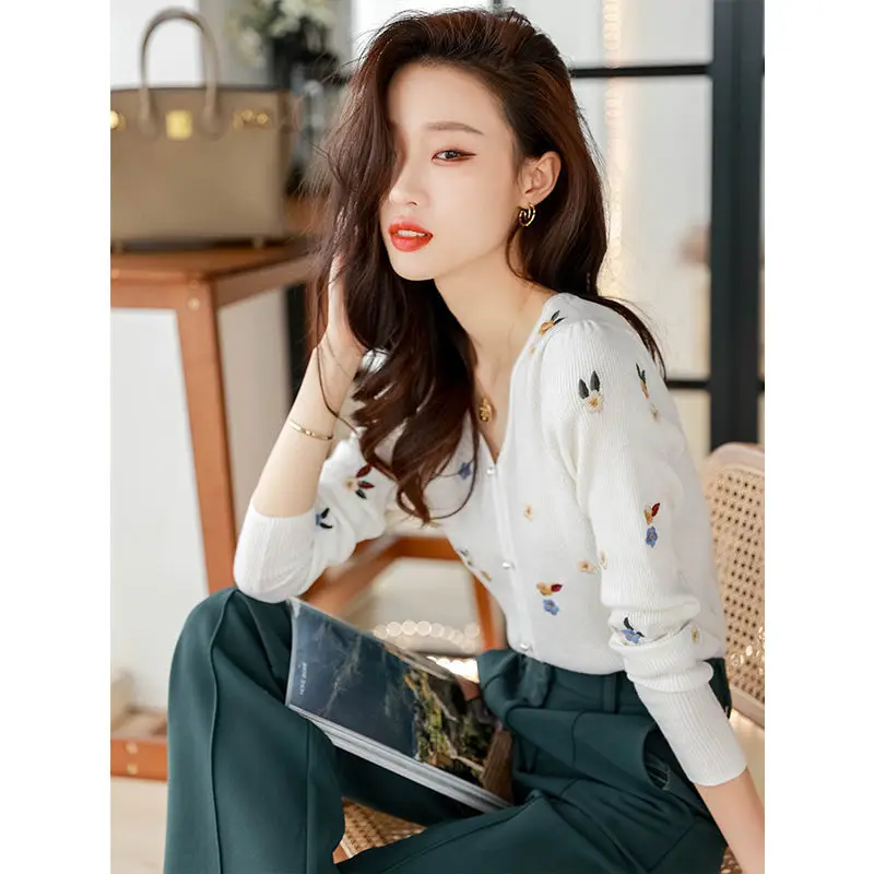 Autumn Winter New Fashion V-neck Long Sleeve Embroidered Pullovers Women\'s Clothing Casual All-match Simplicity Knitting Tops