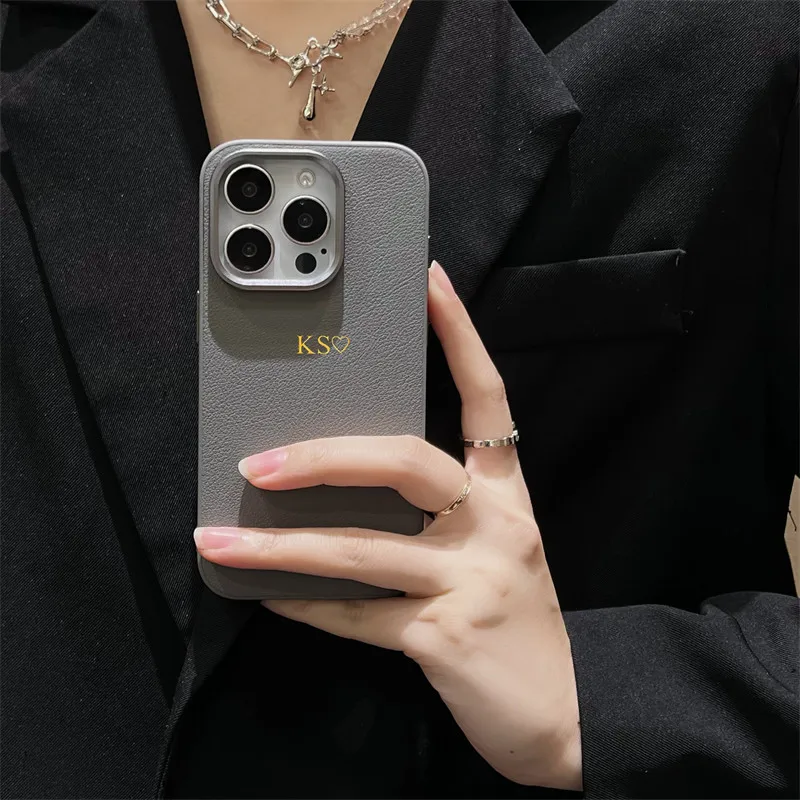 Iphone 14 12 11 13 15 Pro Max 14 16 Plus 럭셔리 PU 하드 커버 렌즈 보호용 골드 실버 문자 가죽 케이스 맞춤 설정