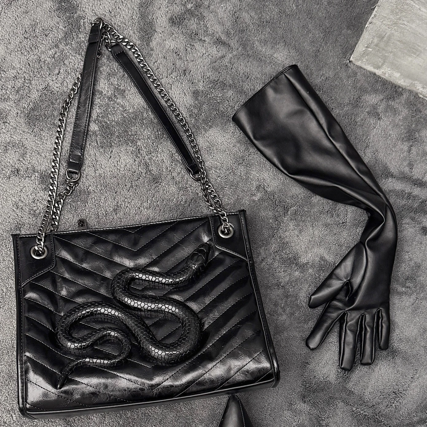 

Original Designer Brand Head Layer Cowhide Chain Tote Shoulder Stereo Snake Bag for Women 33x27CM