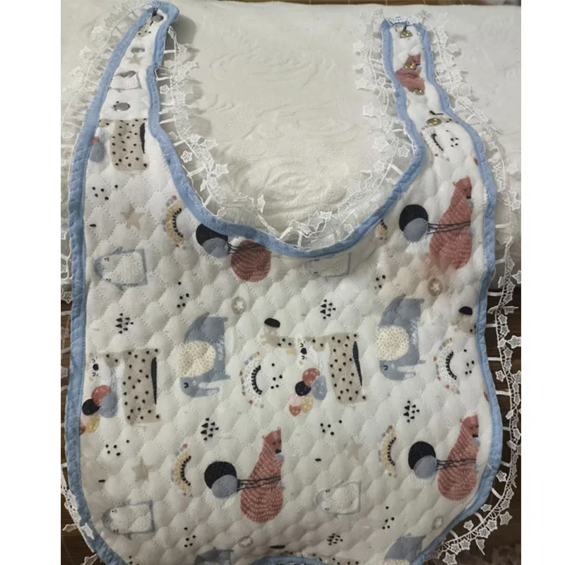 

Мягкие и уютные нагрудники для взрослых ABDL с милым мультяшным рисунком, из чистого трехслойного хлопка, для кормления DDLG, с кружевной отделкой и кнопками, очаровательное полотенце для вытирания слюней.