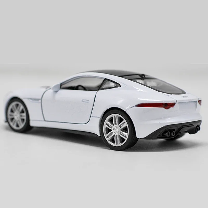 WELLY 1:36 JAGUAR F-Type Coupe Model Samochodu Ze Stopu Metalu Symulacja Kolekcjonerska Zabawka Autko z Napędem Pull-back Prezent Kolekcjonerski