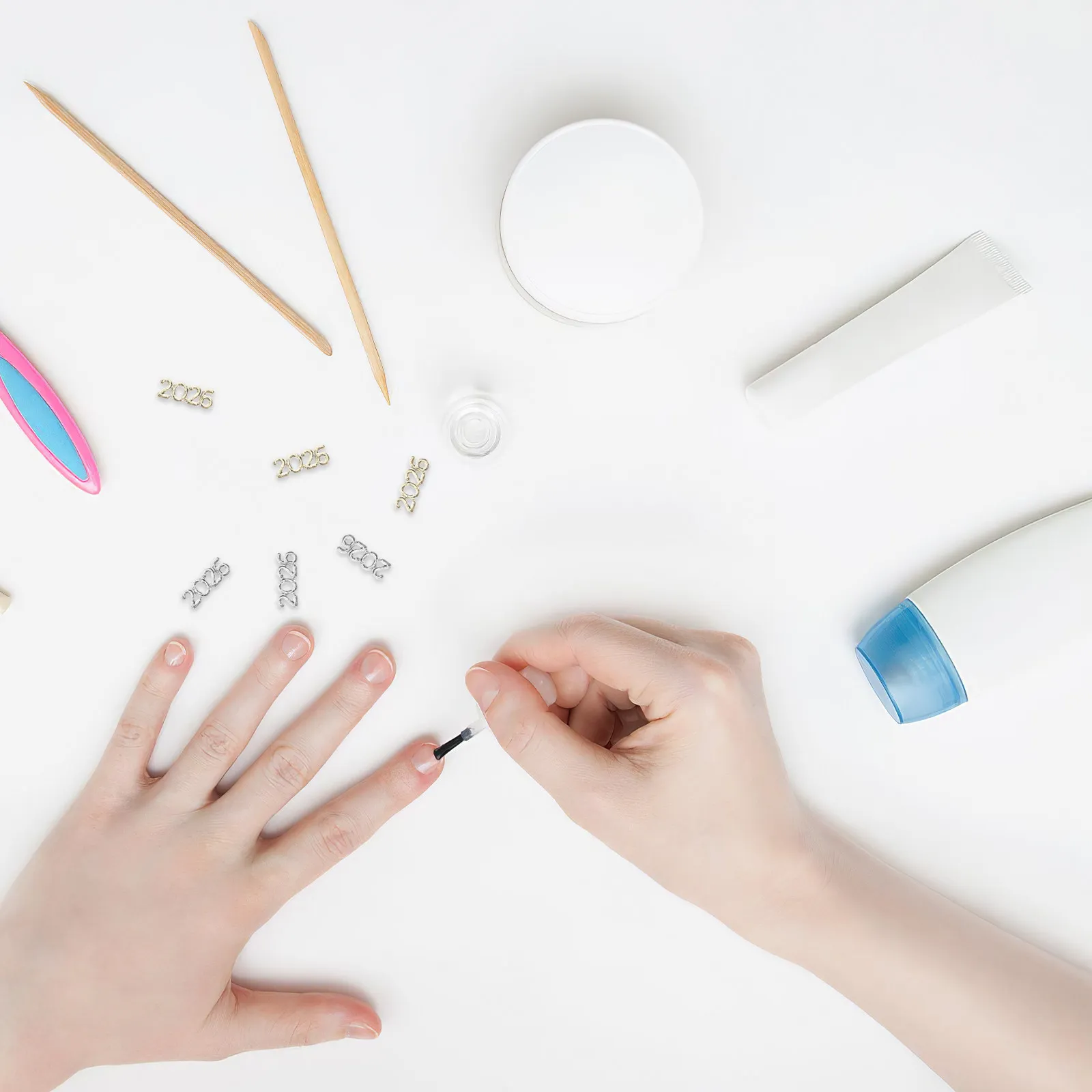 

100 шт. металлических блестящих цифр-шармов для дизайна ногтей, плоские украшения для маникюра, DIY-украшения для ногтей для мероприятий, свадеб и повседневного ношения