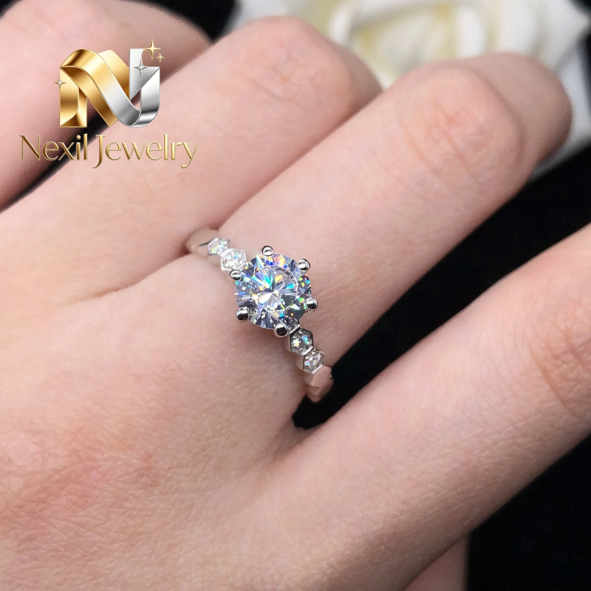 

Nexil Jewelry Pretty 0.5Ct 5.0mm D VVS1 Moissanite Diamond Engagement Ring Solid 18K White Gold Jewelry for Women AU750 Weddin