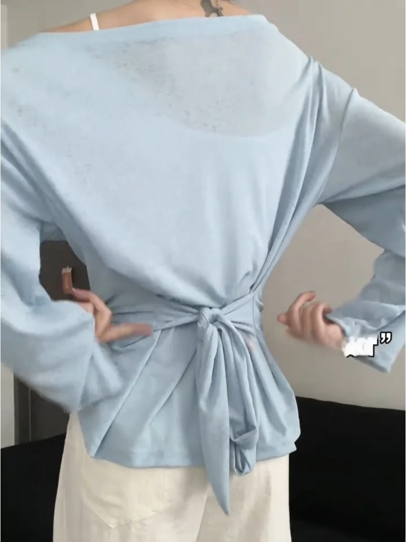 قميص صيفي نسائي طويل الأكمام من الحرير الثلجي الأزرق، توب فضفاض بتصميم كوري غير منتظم يكشف الكتفين
