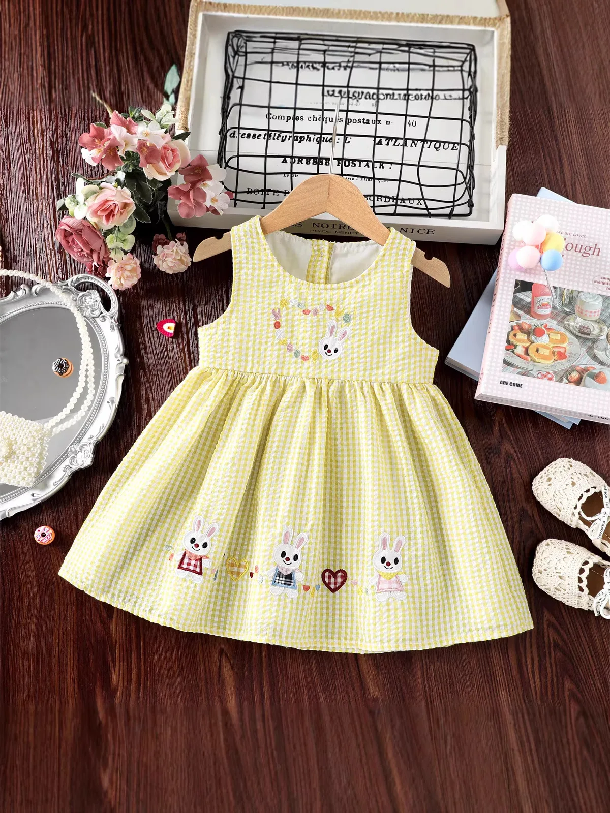 

Летнее повседневное детское платье А-силуэта для девочек 1-5 лет, с вышивкой в виде кролика и сердечек, без рукавов, желтое в клетку, детская одежда