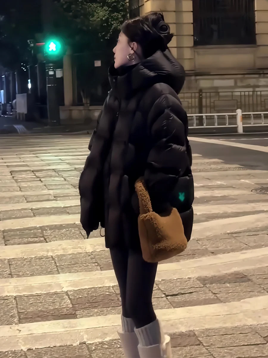 

Куртка-пуховик женская укороченная с капюшоном в корейском стиле, новая коллекция Зима 2025, повседневный свободный крой, эффект пуховика