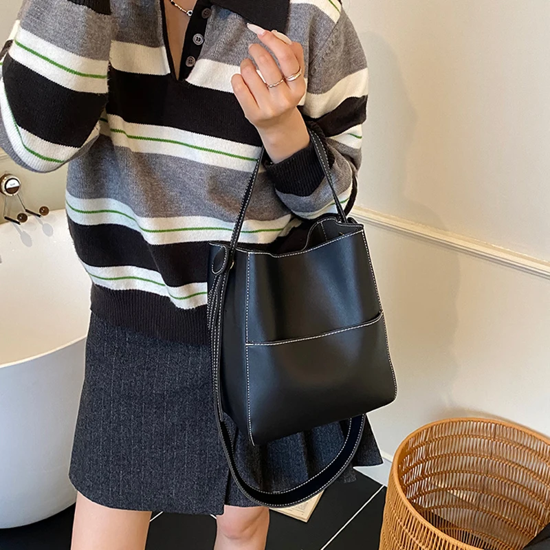 العصرية المرأة دلو حقائب اليد 2025 الخريف خمر مزاجه بولي Leather حقيبة ساعي جلدية الحد الأدنى التنقل حقائب كتف واحدة