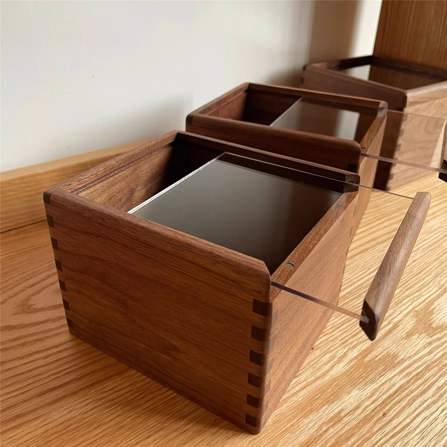 

Деревянный ящик для хранения с акриловой крышкой, пылезащитный ящик для ювелирных изделий/фигурок аниме, многофункциональный органайзер для стола из черного ореха