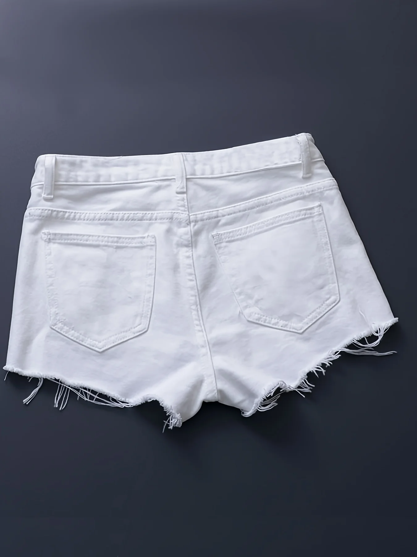 Bermuda da donna elegante in denim bianco puro a vita alta, vestibilità slim elasticizzata, pantaloncini versatili in denim strappato bianco tinta unita