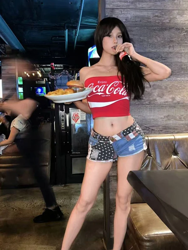 กางเกงยีนส์ขาสั้นเอวต่ำสำหรับผู้หญิง สไตล์เซ็กซี่ ร้อนแรง เหมาะสำหรับใส่ไปเที่ยวคลับ ดีไซน์เจาะรู แฟชั่นฤดูร้อน สไตล์ลำลอง ทรงขาตรง กางเกงยีนส์ขาสั้นสุดฮิต