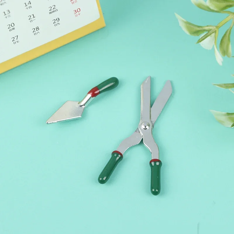 Set di attrezzi da giardinaggio con pala e forbici per annaffiatoio in metallo modello mini casa delle bambole 1: 12