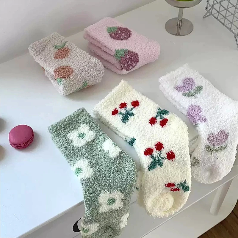 

1 пара женских носков средней длины на осень-зиму, модные плюшевые носки с цветочным узором, мягкие, удобные, теплые, повседневные носки