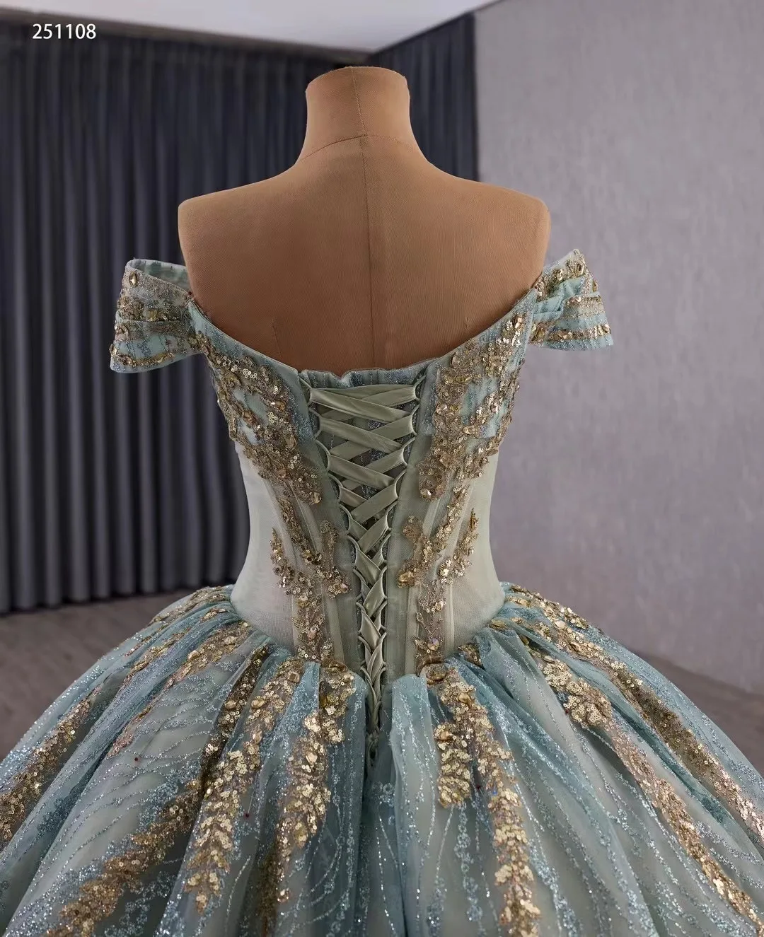 ชุดเดรสออกงานแบบเปิดไหล่สำหรับงาน Quinceanera ทรงบอลกาวน์ ประดับลูกไม้ปักลาย ประดับด้วยลูกปัด สไตล์เม็กซิกัน สำหรับงานฉลองอายุ 16 ปี (Sweet 16) และงานฉลองอายุ 15 ปี (15 Anos) สามารถสั่งตัดได้