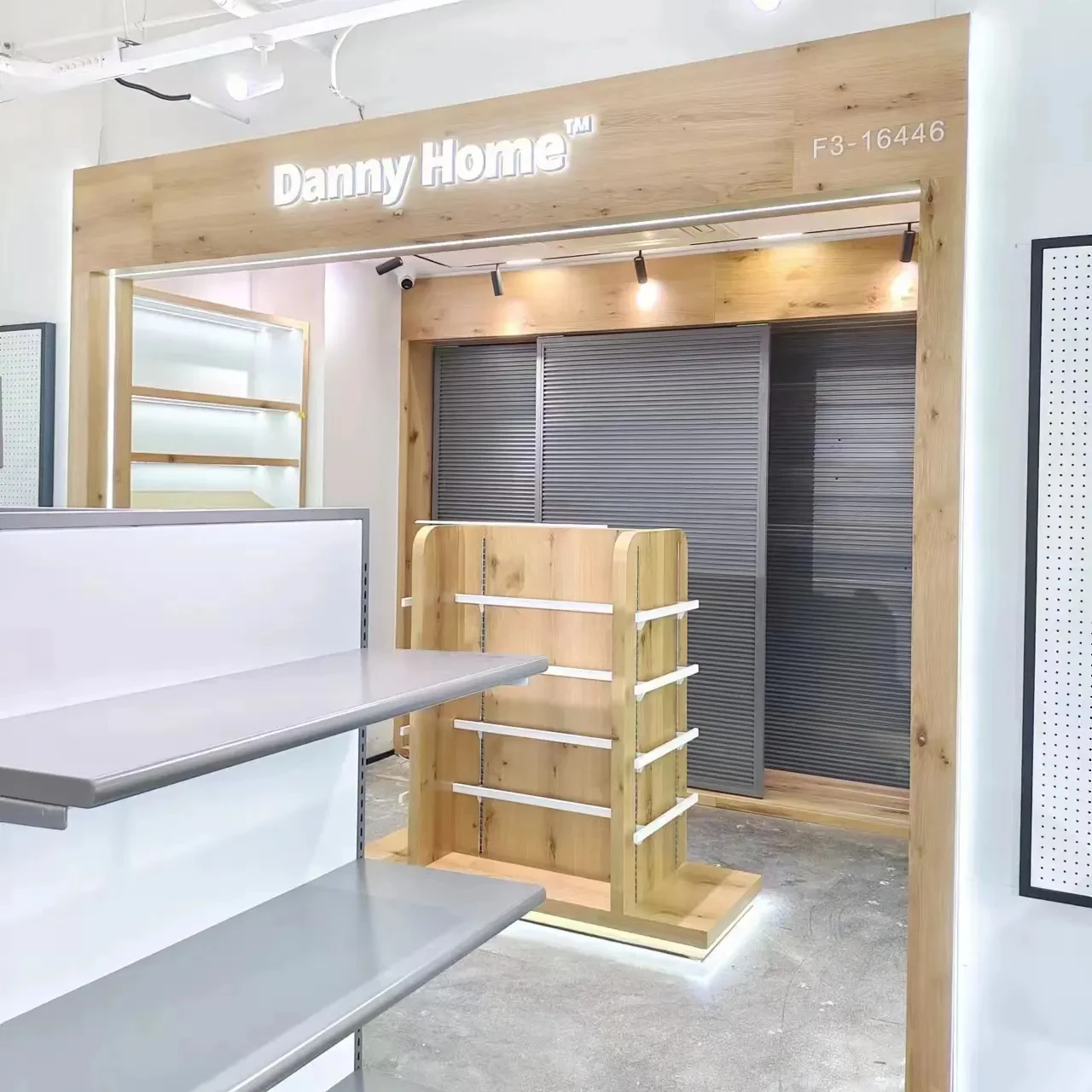 Manufacturer Cosmetics Showcase Multi-layer Solid Wood Display Stand Paint Beauty Salon Makeup Shop Display Cabinet