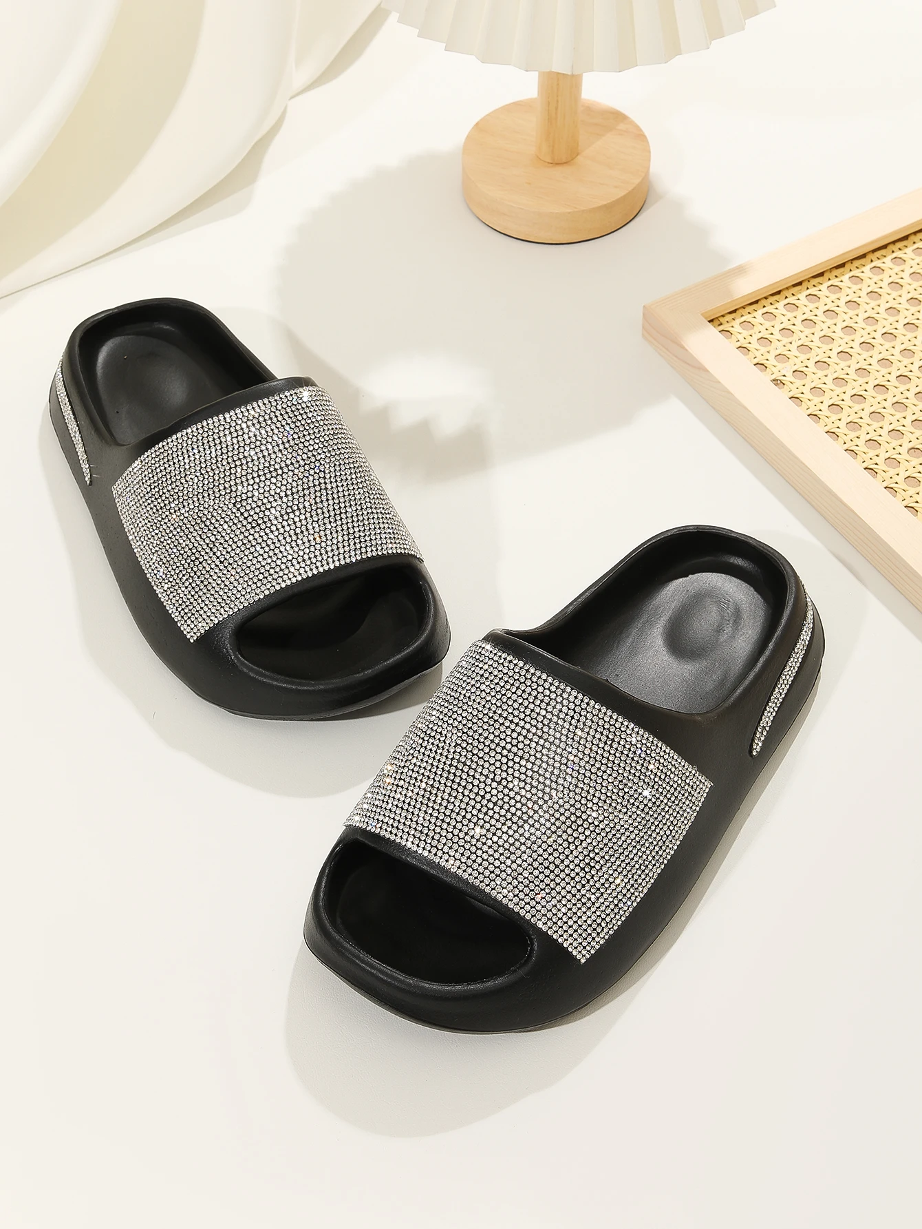 Men's  Slippers European and American New Independent Black Coconut Diamond Surface Slippers