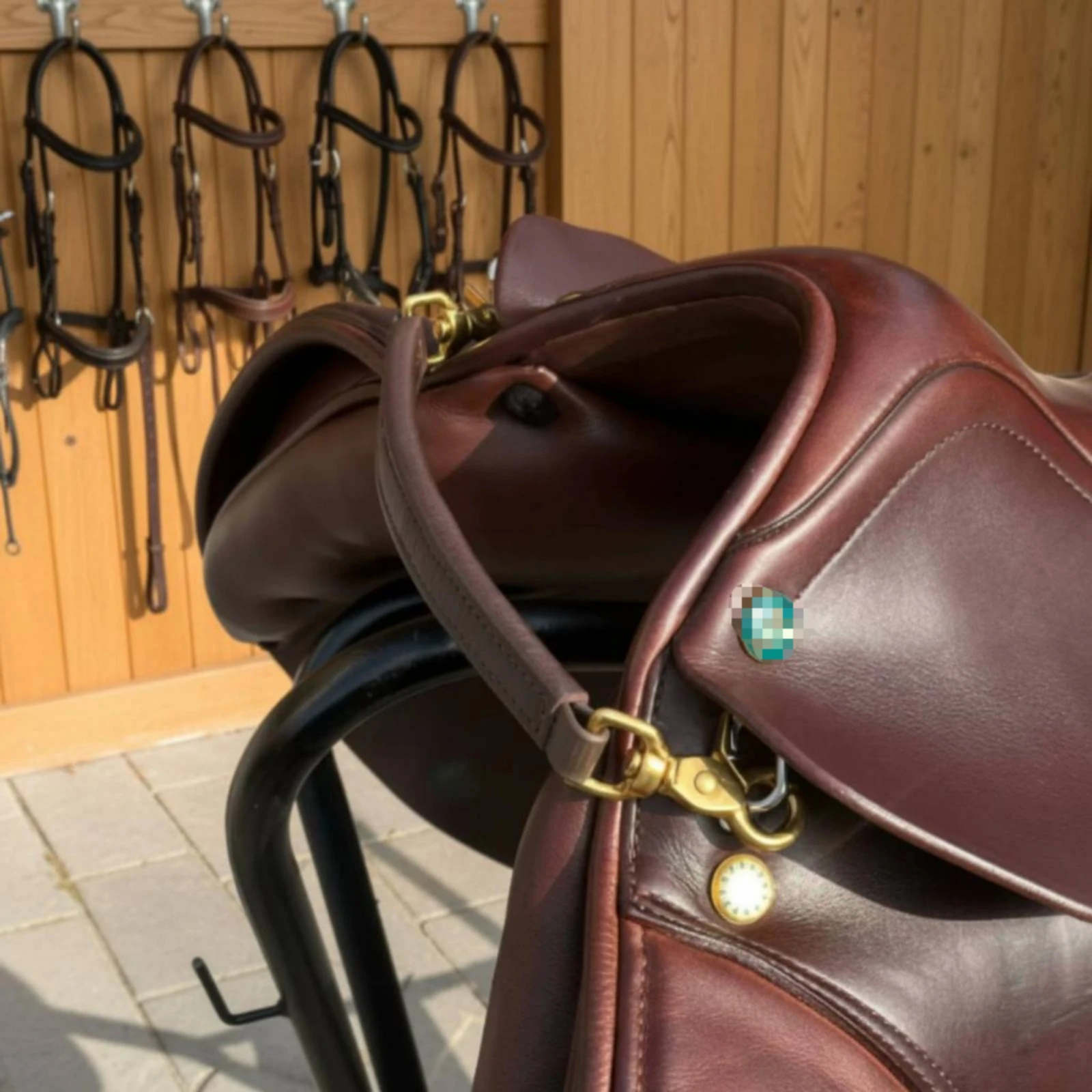 Jumping Saddle with Handle Secure Fit Dressage Saddle Safety Strap Equestrian Gear Leather Look Long-Lasting for Beginners