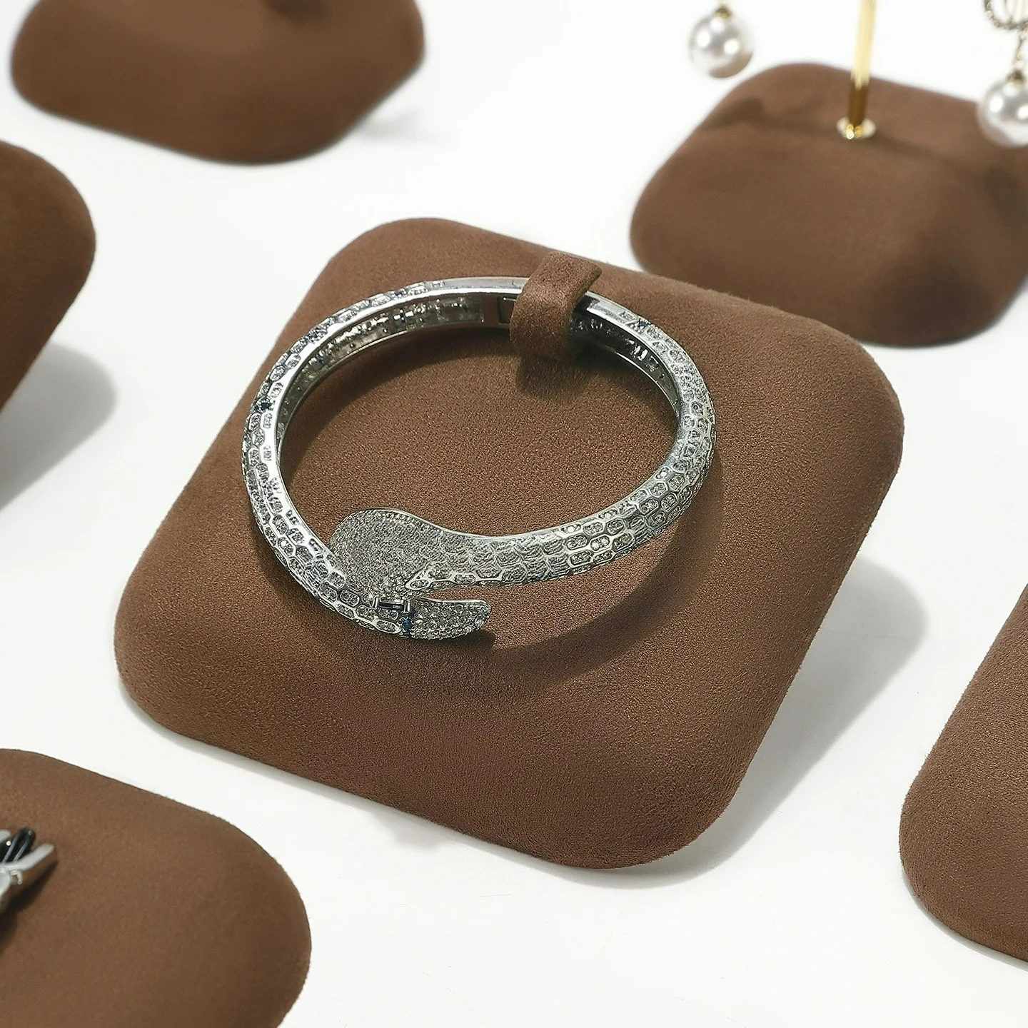 

Luxury Jewelry Display Stands for Rings, Earrings, Necklaces, High-End Window Display Countertop Display Props