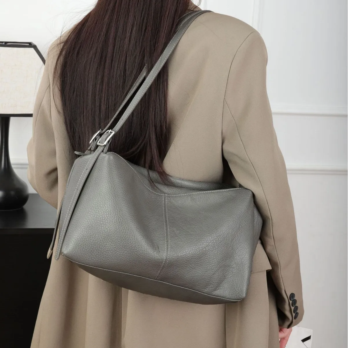 حقيبة كتف واحدة من جلد البقر المحبب العلوي لعام 2026، حقيبة مربعة ذات سعة كبيرة للسيدات عصرية، جلد ناعم عملي