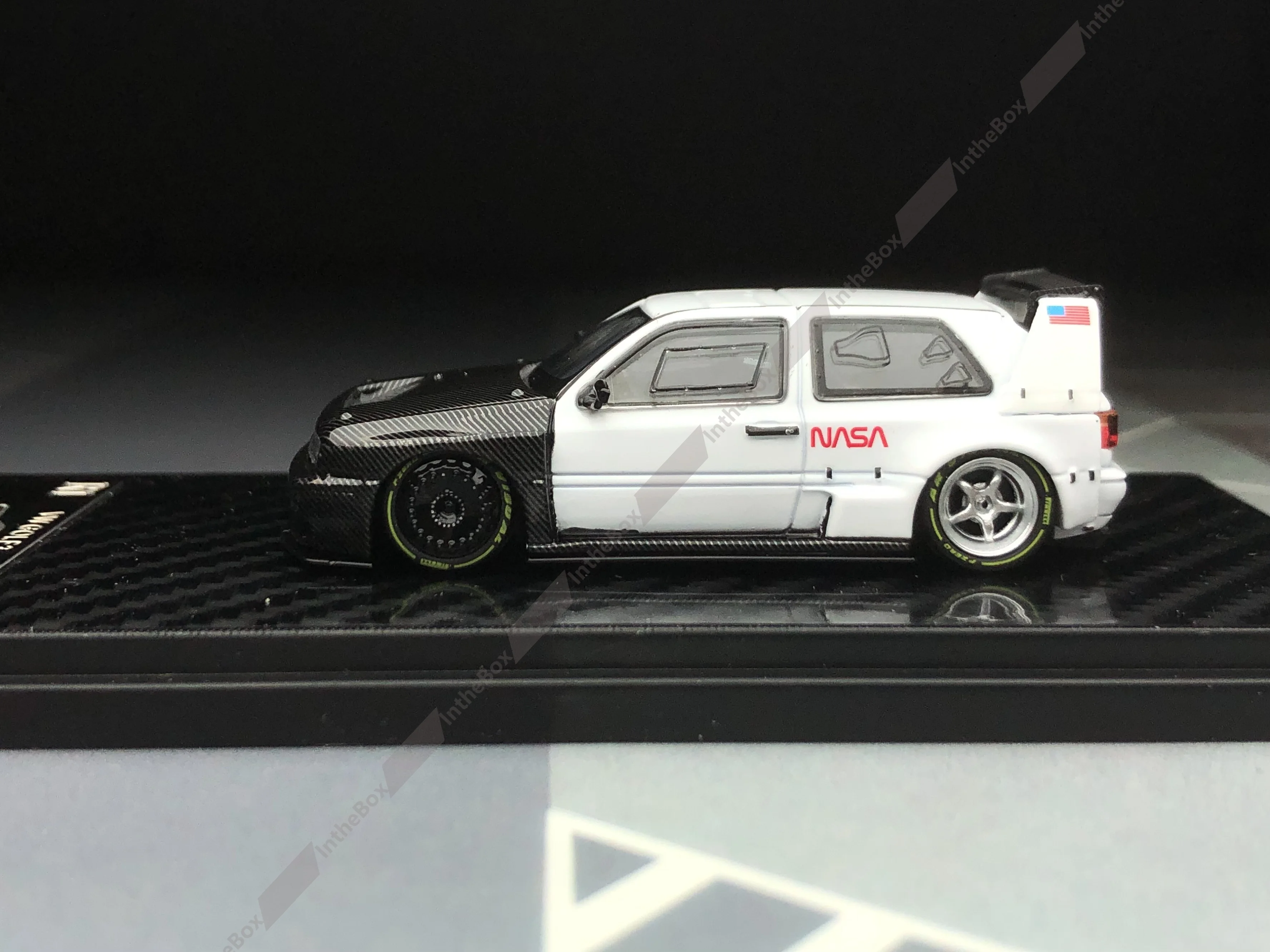 ฿ 1:64 กอล์ฟสีขาว Widebody Hatchback Sports รุ่นรถโลหะ Diecast