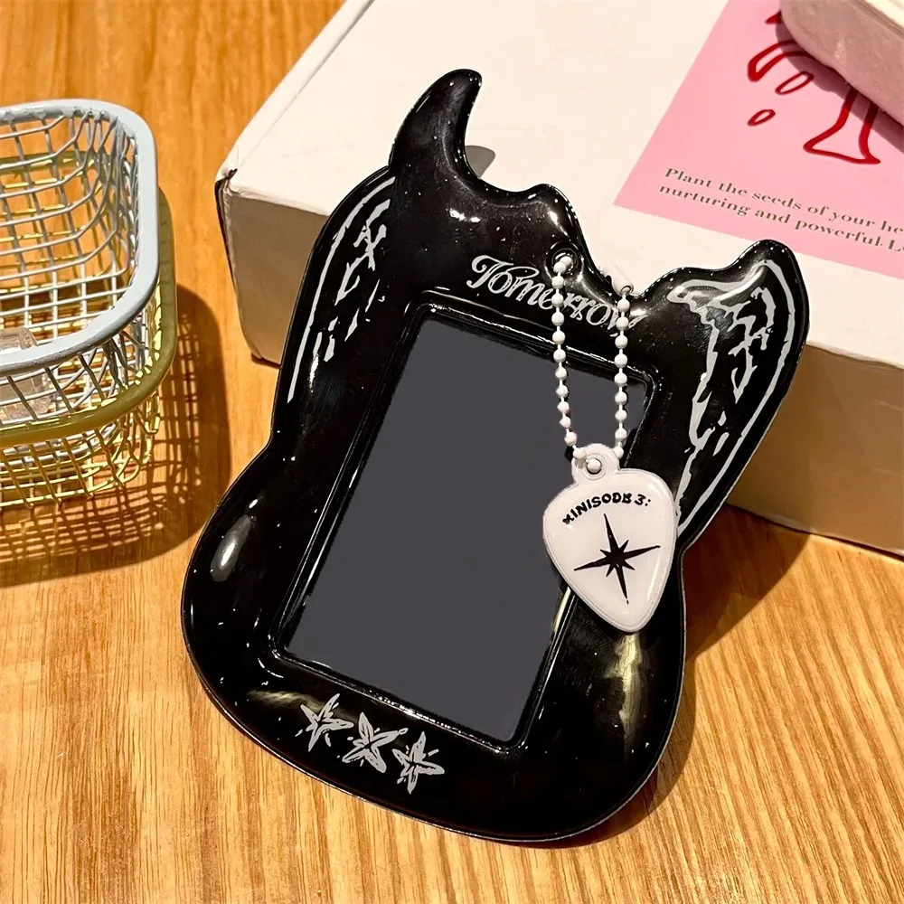 أسود بارد الغيتار البلاستيكية حامل بطاقة ل Kpop المعبود 3 بوصة Photocard حقيبة سلسلة مفاتيح سحر جوفاء عرض معرف حافلة بطاقة حالة الكورية نمط