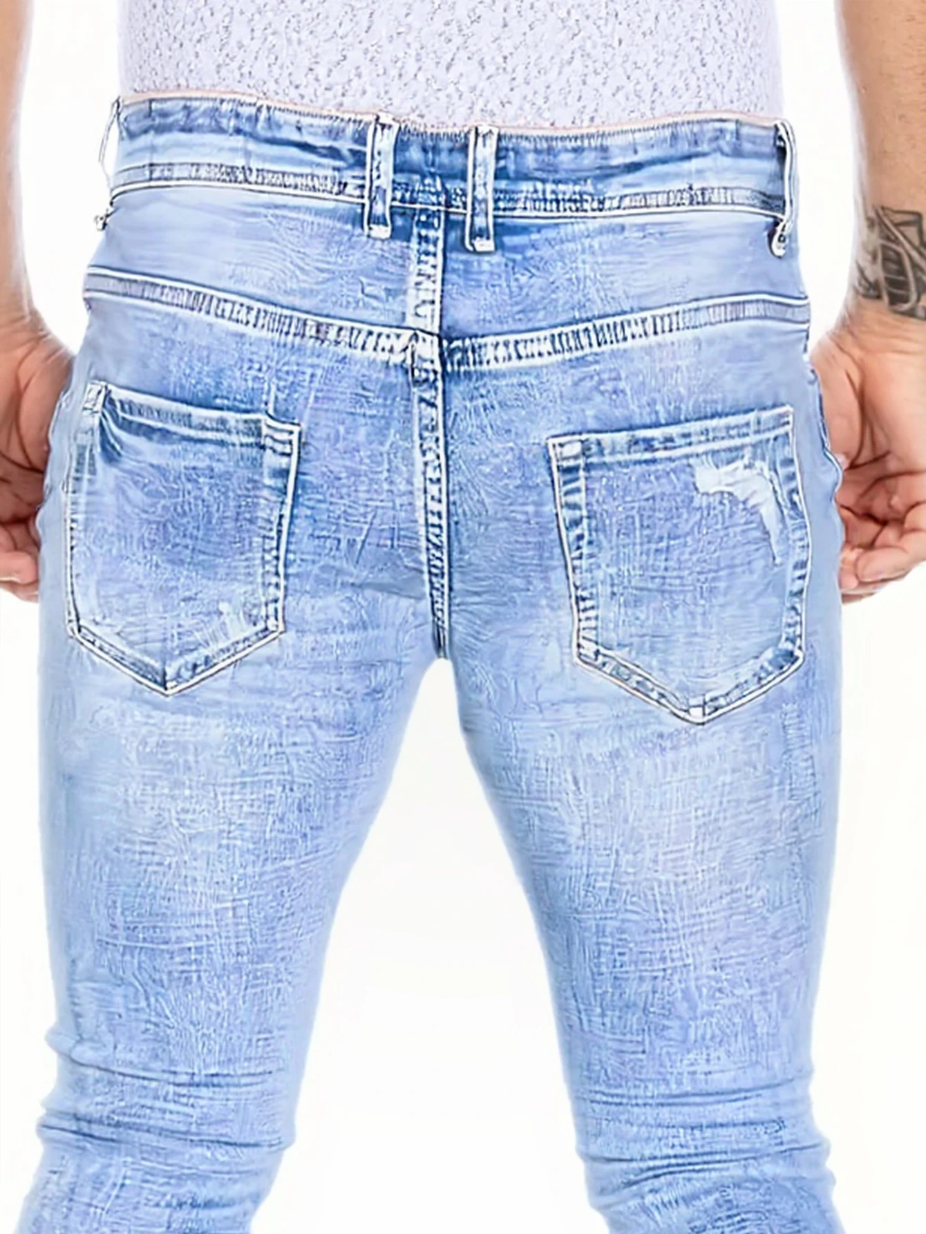 Jeans masculinos de corte justo com franjas desgastadas azul celeste, com um design exclusivo que contende ao corpo, criação sem esforço de um t