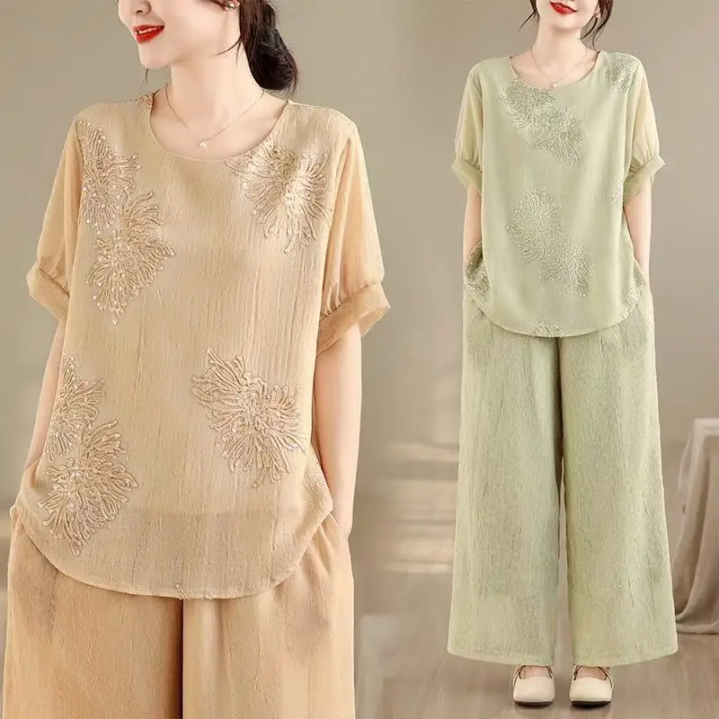 

Модный комплект из двух предметов для женщин больших размеров: рубашка с круглым вырезом и широкие брюки. Элегантная одежда, подходящая для любого возраста, весна-лето.