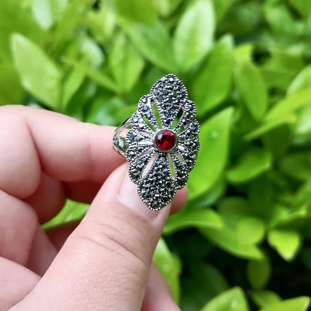 Ajojewel Red Zircon Vintage Fashion Rings 2024 Woman Luxury Flowers Design Finger Jewelry With Black Rhinestones