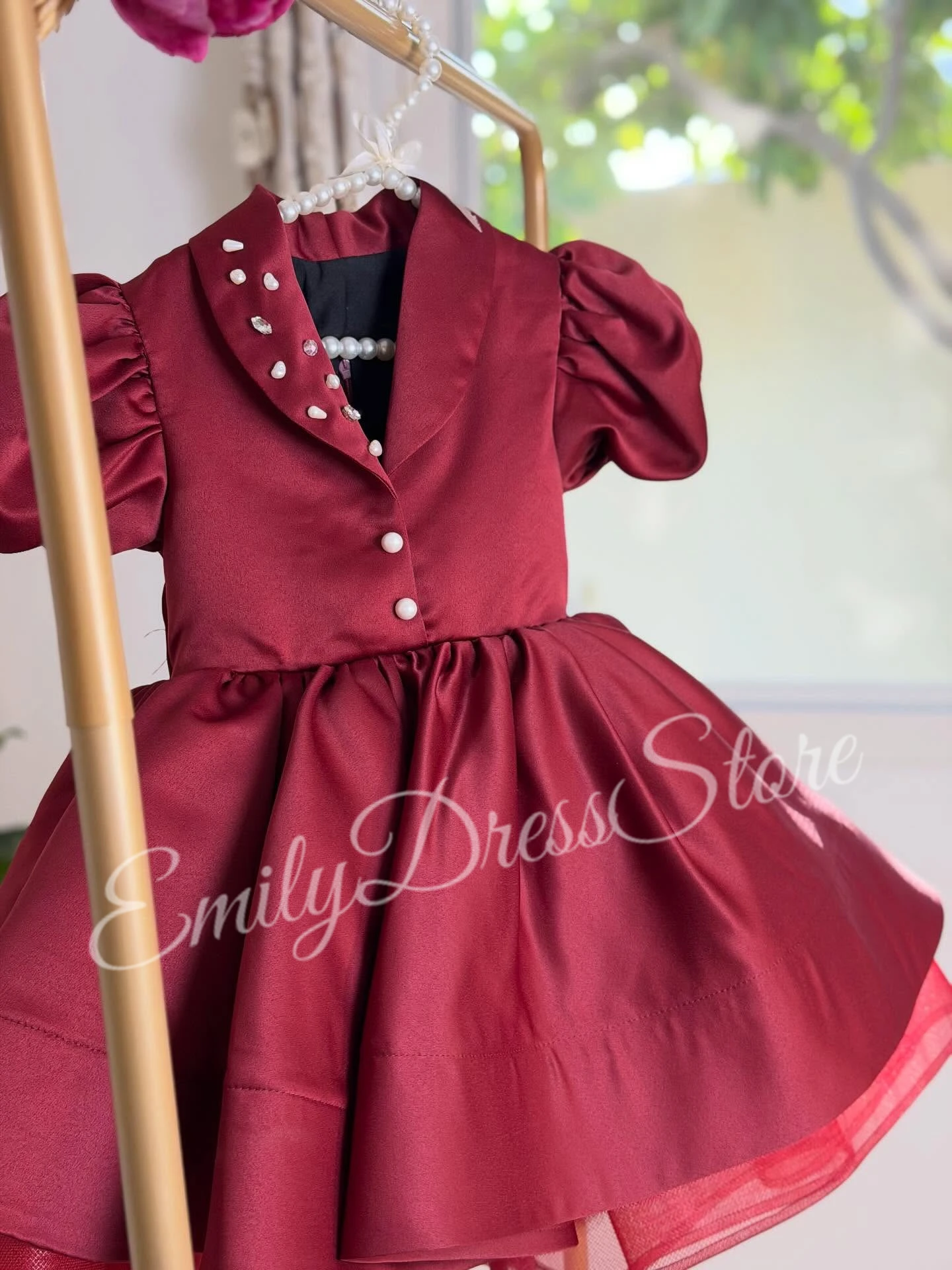ชุดเดรสเด็กผู้หญิงสีไวน์แดงแบบสั่งตัดสำหรับงานแต่งงาน คอวี ผ้าซาตินประดับมุก สำหรับงานวันเกิด งานเพื่อนเจ้าสาว งานเลี้ยง งานรับศีลมหาสนิท ชุดราตรี