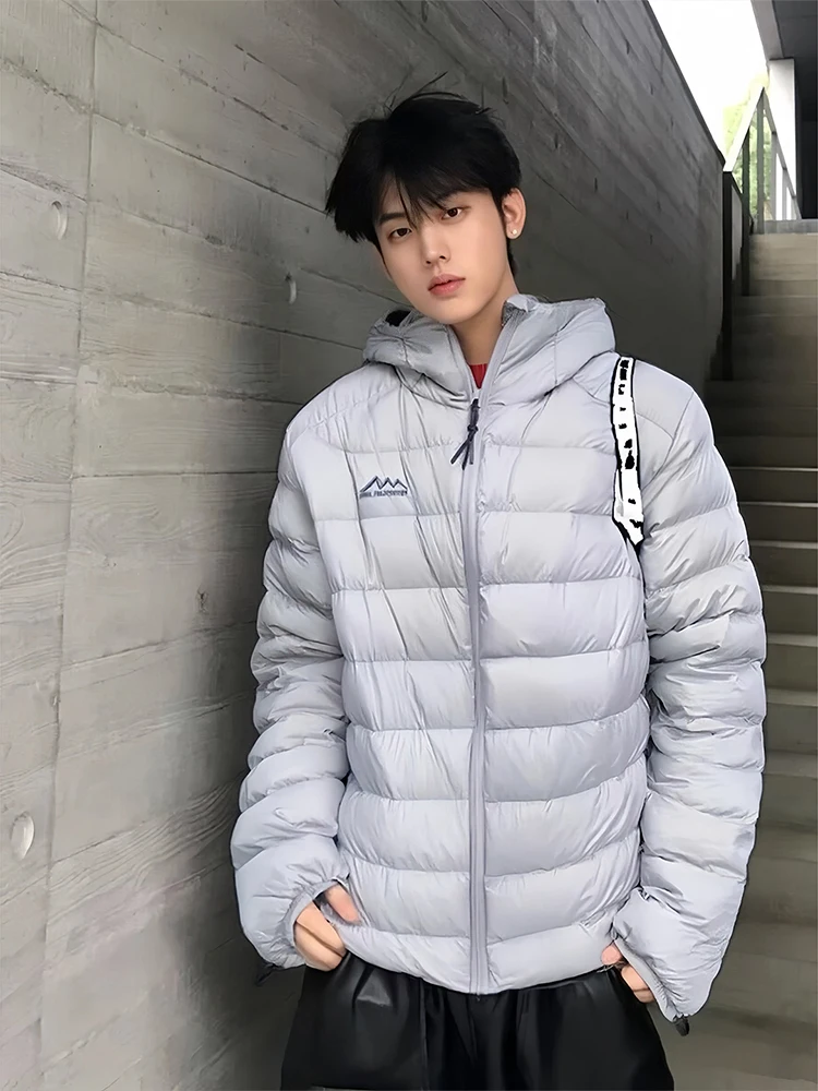 

Светло-серая утепленная мужская пуховая куртка Slim Fit: модная зимняя модель из хлопка и полиэстера для молодежи