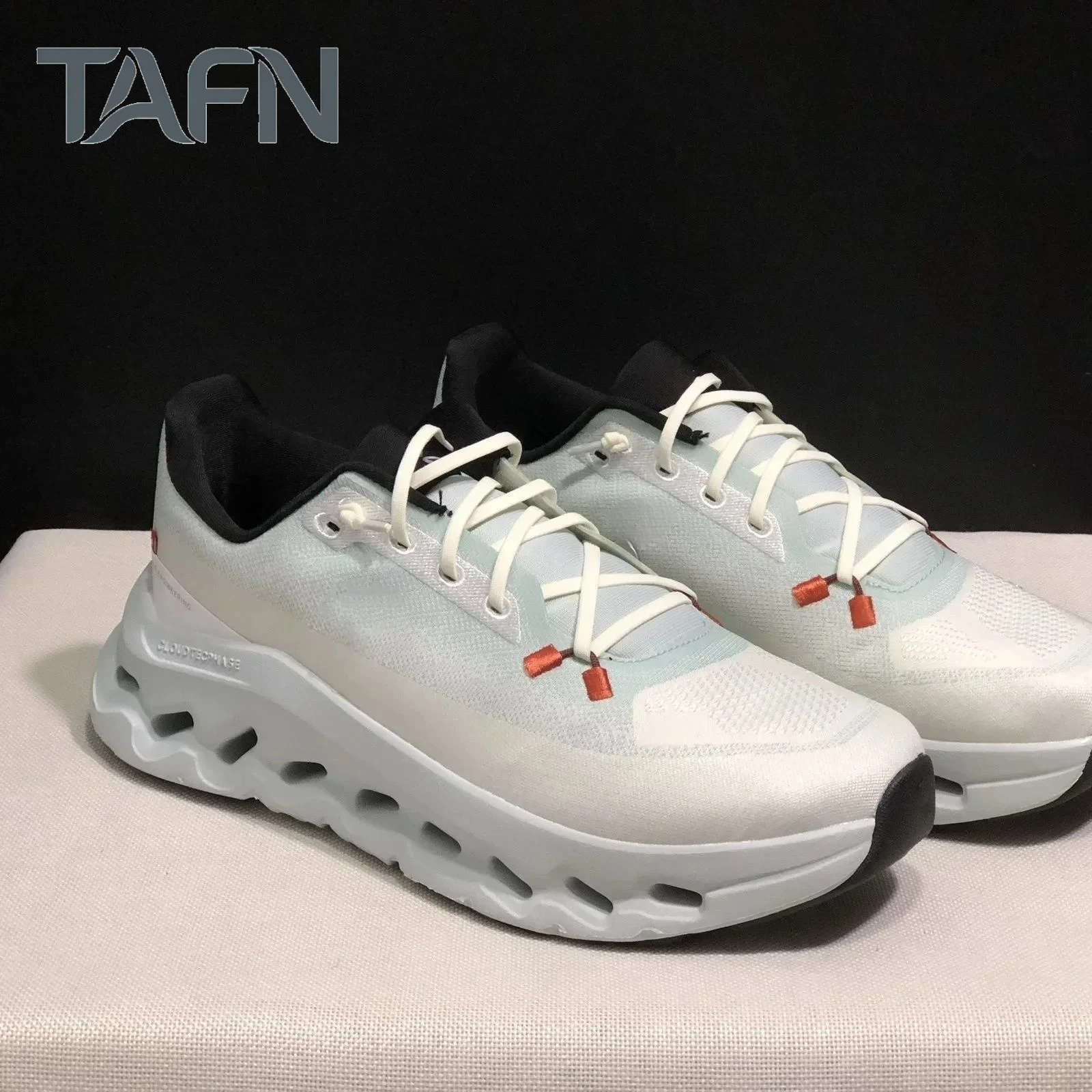 Casual schoenen van zacht textiel, comfortabel om te dragen thuis of onderweg.