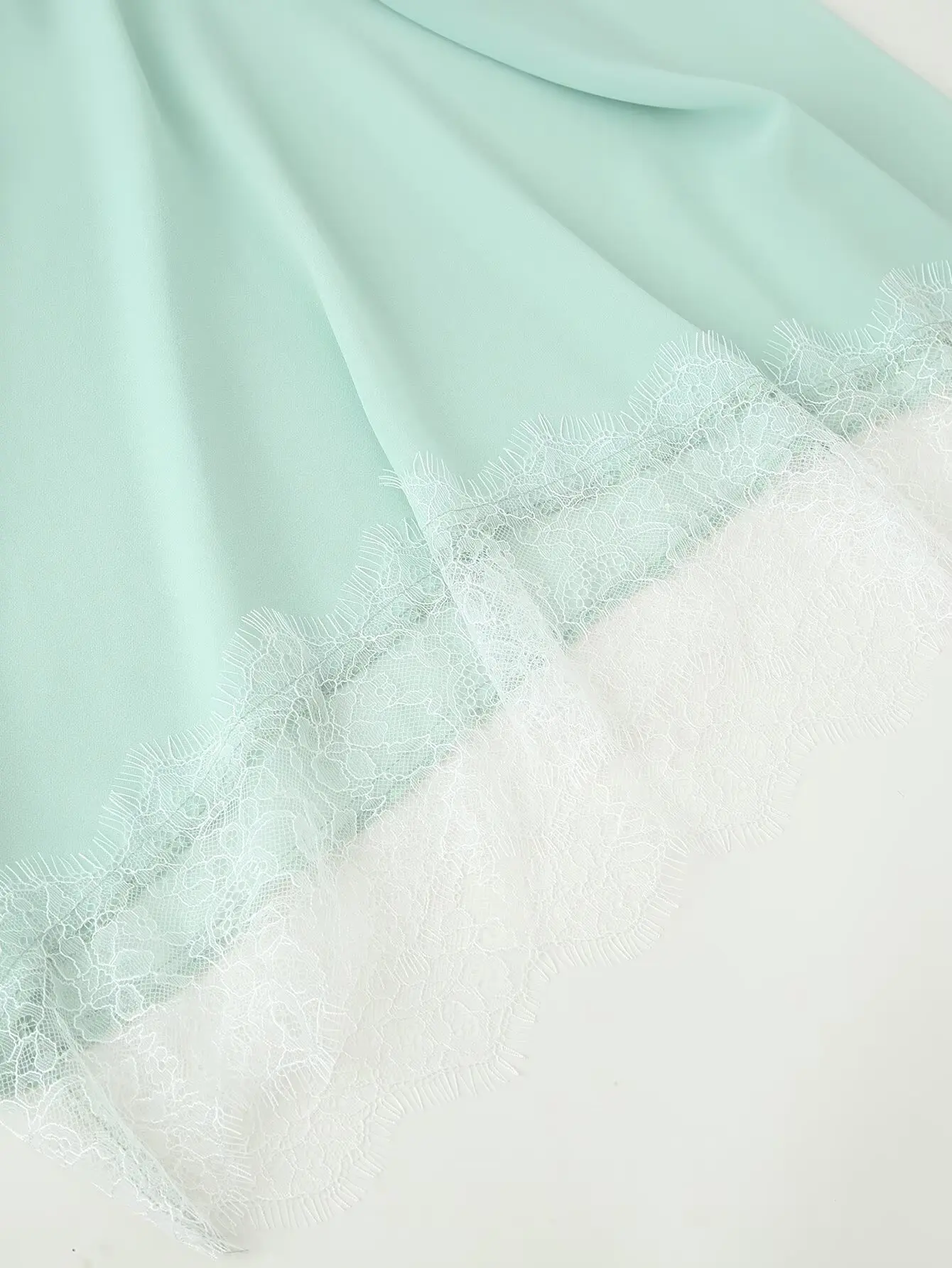 Zartes Grünes Spitzenkleid mit V-Ausschnitt, Maxi-Länge, Schicke Weite Ärmel, Plissiert, Schlanke Passform, Mehrschichtiges Abendkleid, Hochzeitsgast-Robe 2026 – Detail 11