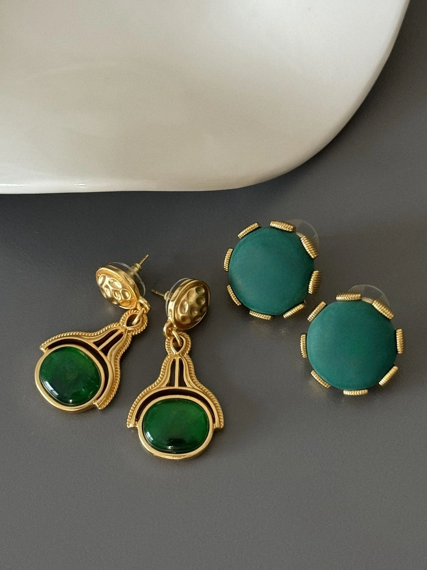 

Fashion medieval European and American retro green earrings