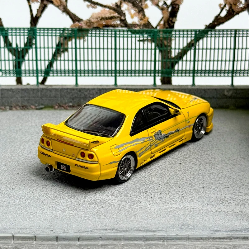 Diecast 1:64 Scale Alloy Nismo GTR R33 Nissan Skyline Yellow Sedan Racing Toy Car Model Collection Gifts Toys Scene Furnishings