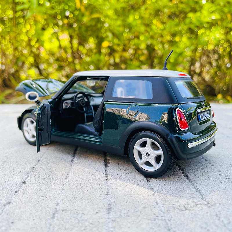 Maisto 1:24 BMW MINI Countryman green alloy super toy car simulation alloy car model crafts decoration collection toy tools gift