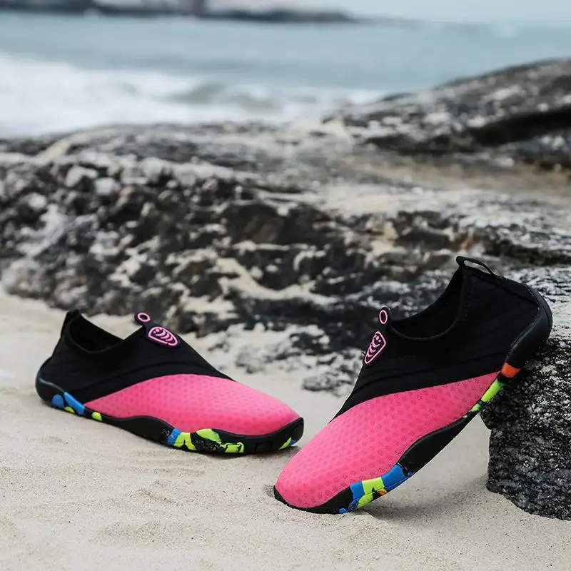 รองเท้าชายหาด unisex ยางแต่เพียงผู้เดียวรองเท้าว่ายน้ําสะเทินน้ําสะเทินบก Aqua รองเท้าผู้ชายและผู้หญิง