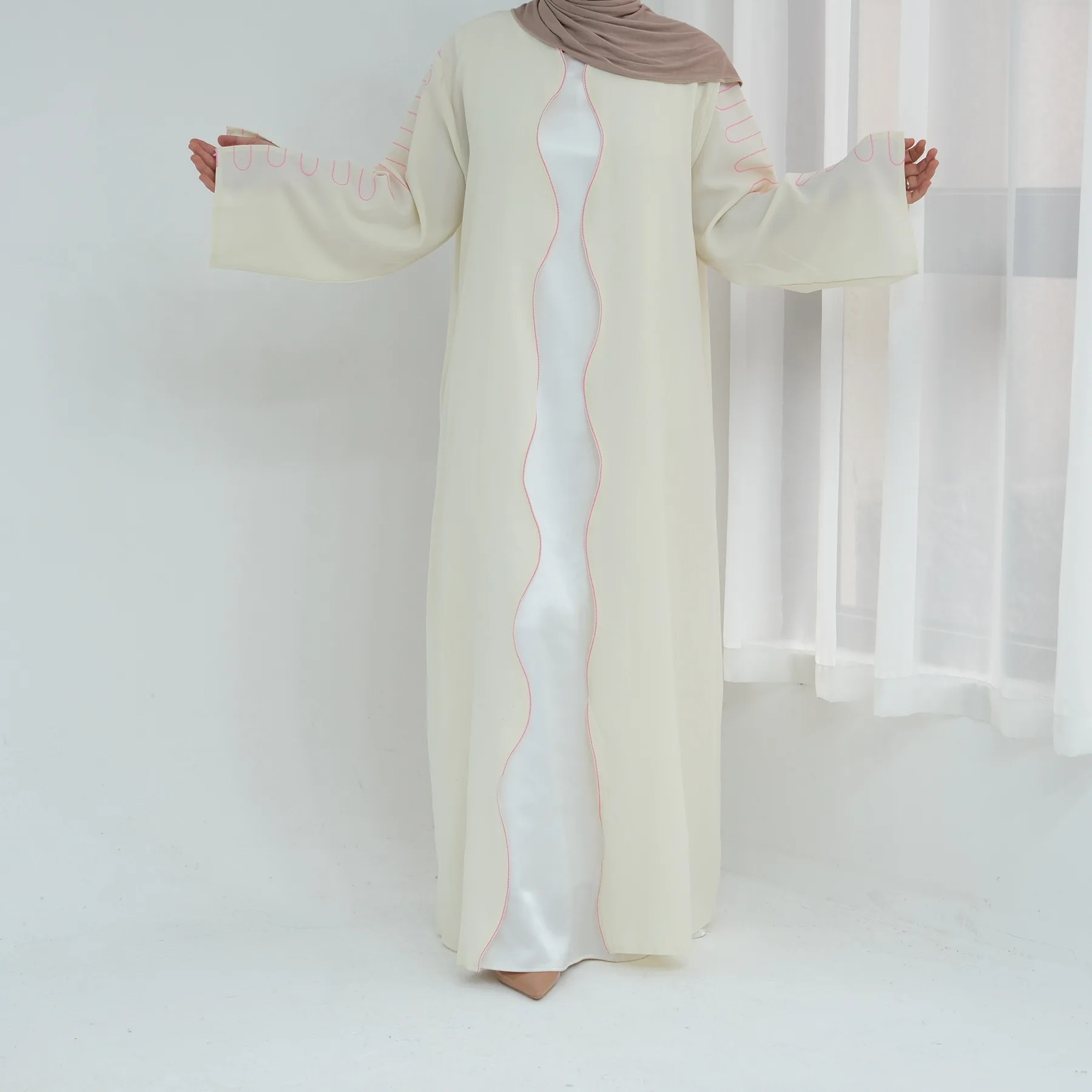 2025 Heißer Verkauf Dubai VAE Elegante muslimische Abaya Frauen islamisches hellfarbenes rosa gefüttertes Stickdesign für Märkte im Nahen Osten