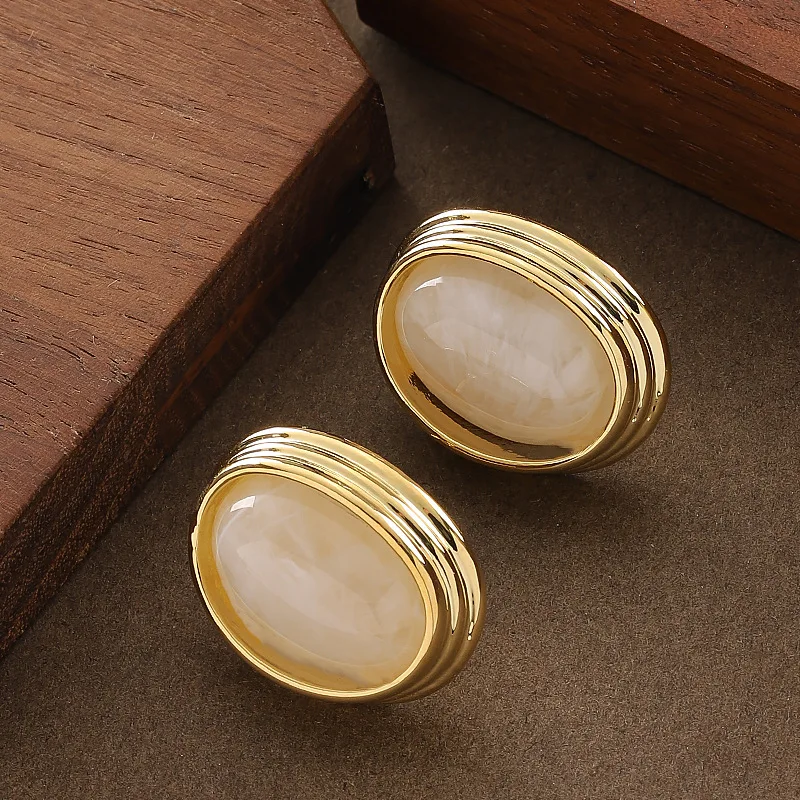 

Literary retro medieval style geometric oval resin earrings niche light luxury personalized design commuting earrings