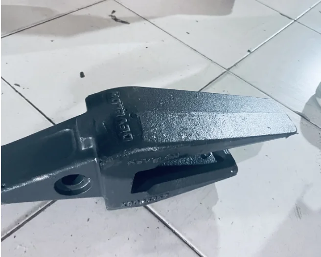 

Doosan Daewoo Develon Excavator Original and Genuin E Bucket Tooth Original Parts K9005352 Bucket Adapter Tooth 2713-1220A