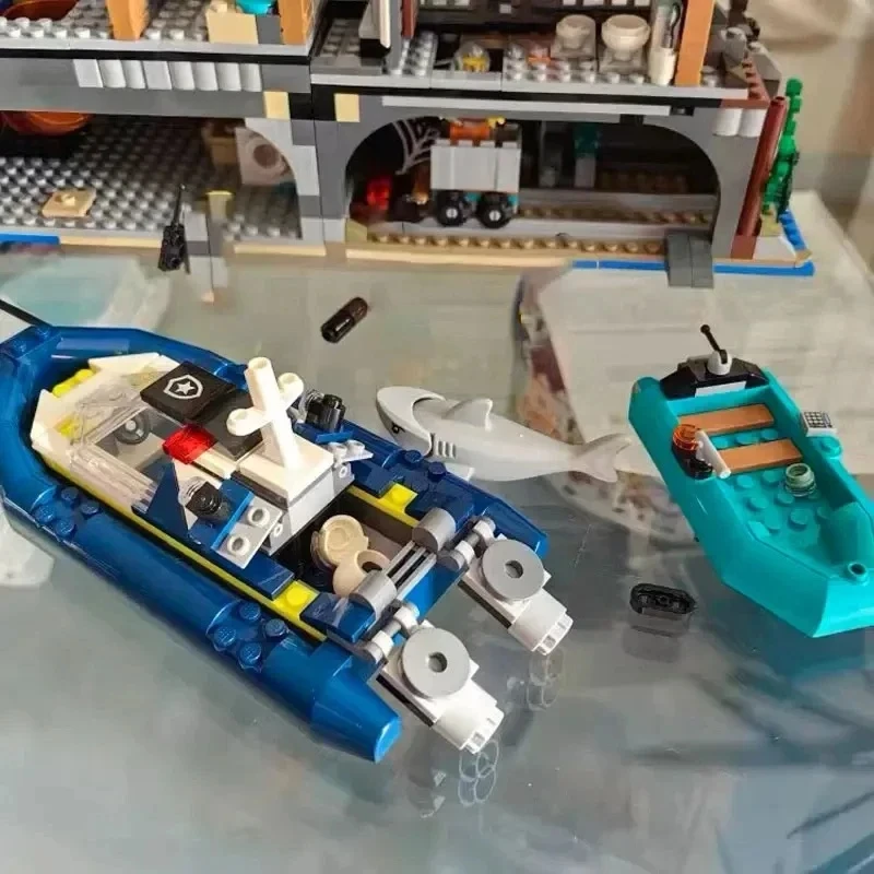 Conjuntos moc compatíveis série cidade novo centro de polícia estação ilha prisão com lancha blocos de construção brinquedos das crianças gift60419