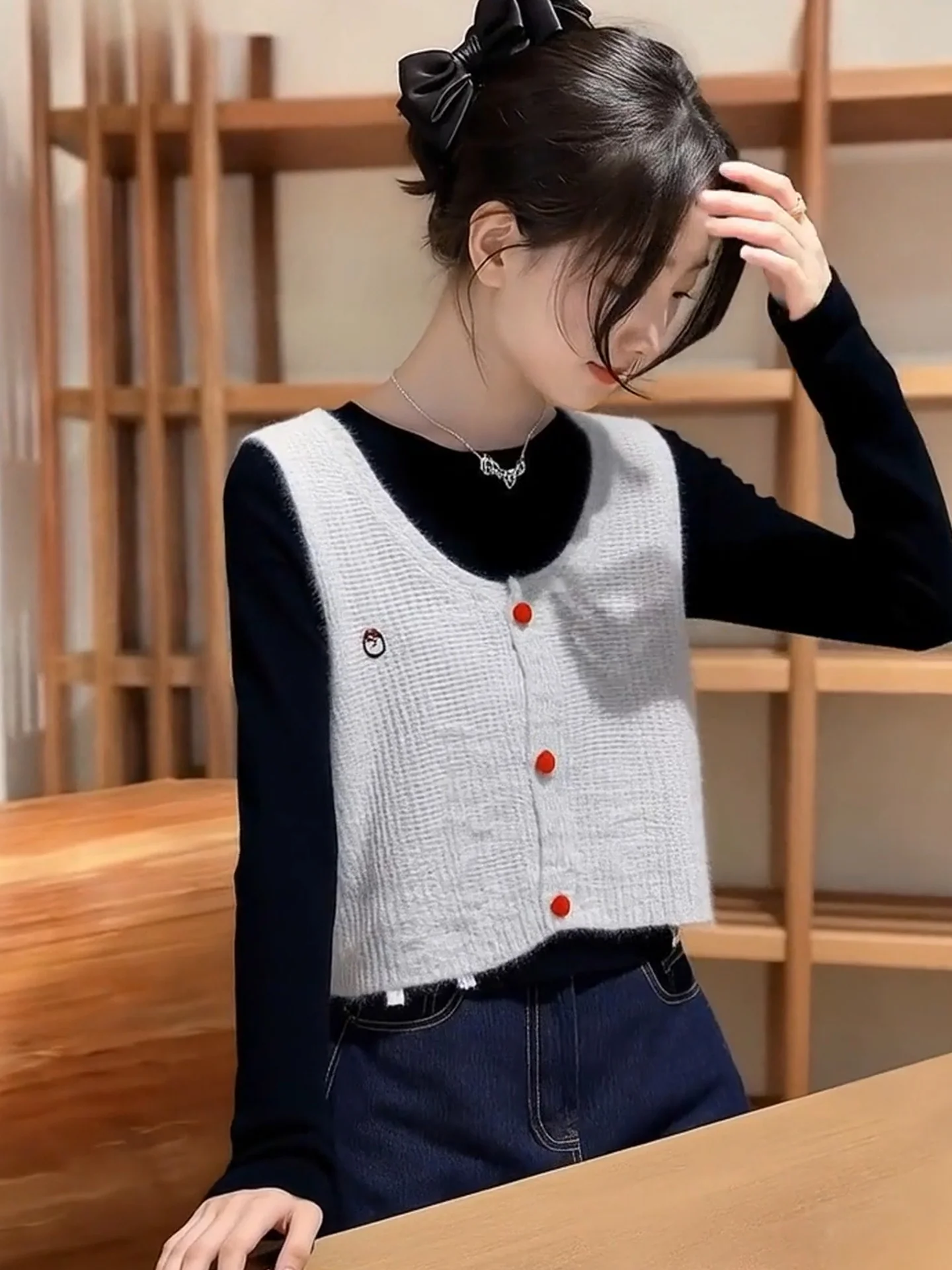 Korean Style Sweet Heart Shaped Button Knitted Vest Versatile Base Shirt Fashionable Autumn Top Women's Elegant round Neck