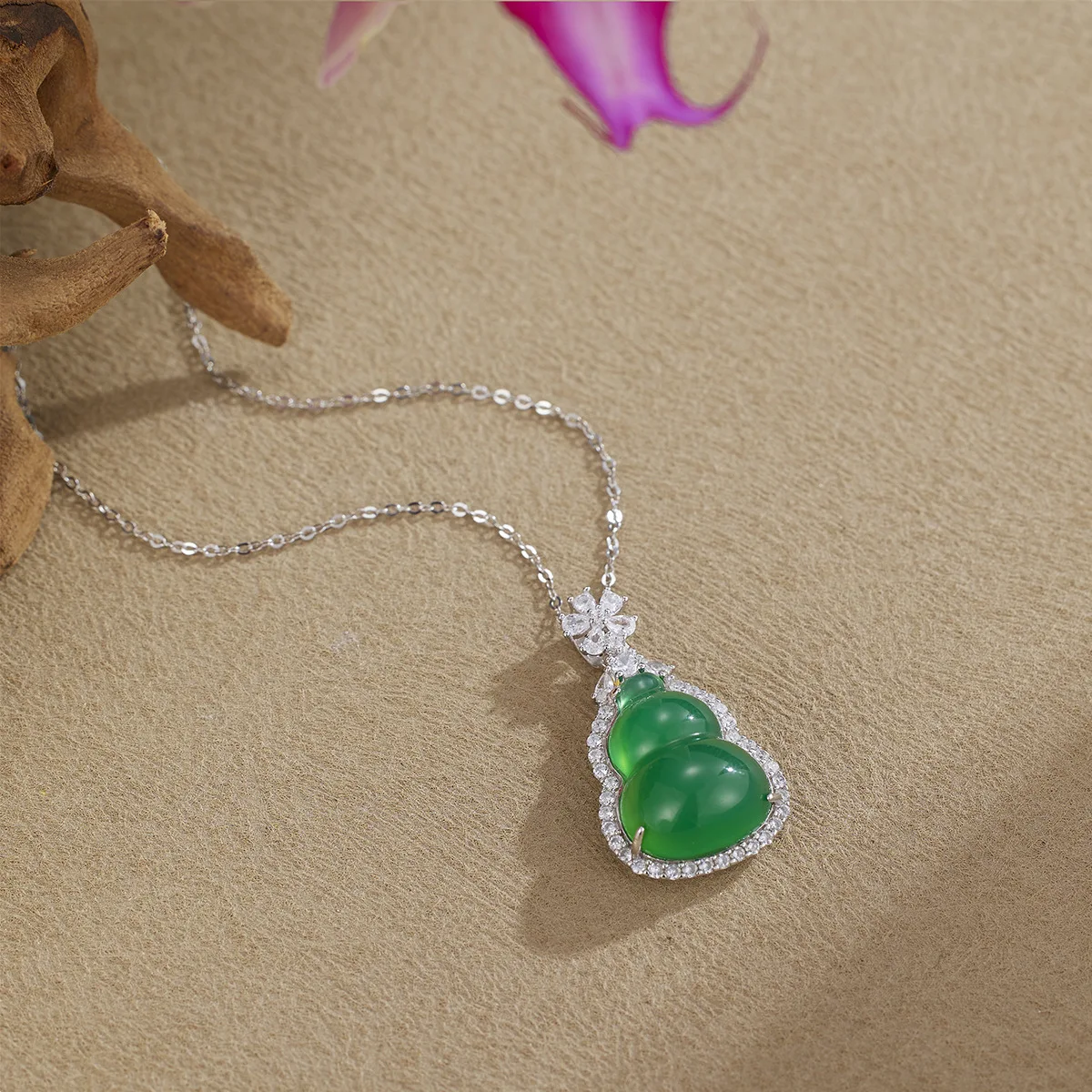 Gourd necklace, natural chalcedony hollowed-out pendant, fashionable flower design, high-end collarbone chain