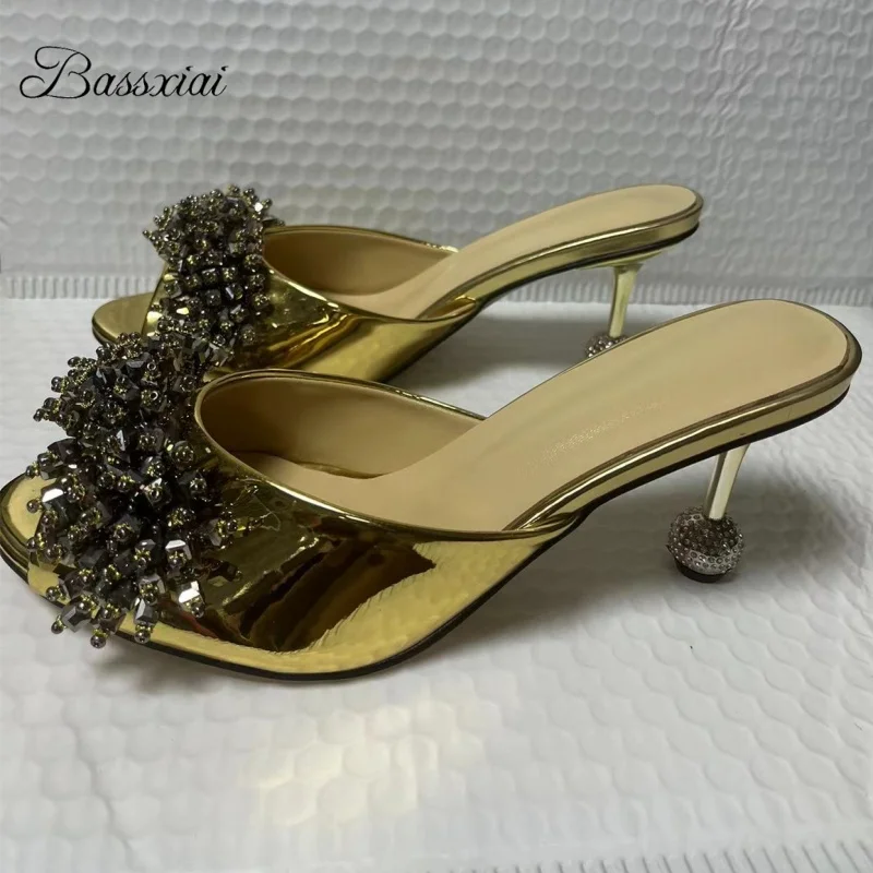 

Женские сандалии с декором из бисера и кристаллов, роскошные летние сабо из лакированной кожи на необычном каблуке со стразами