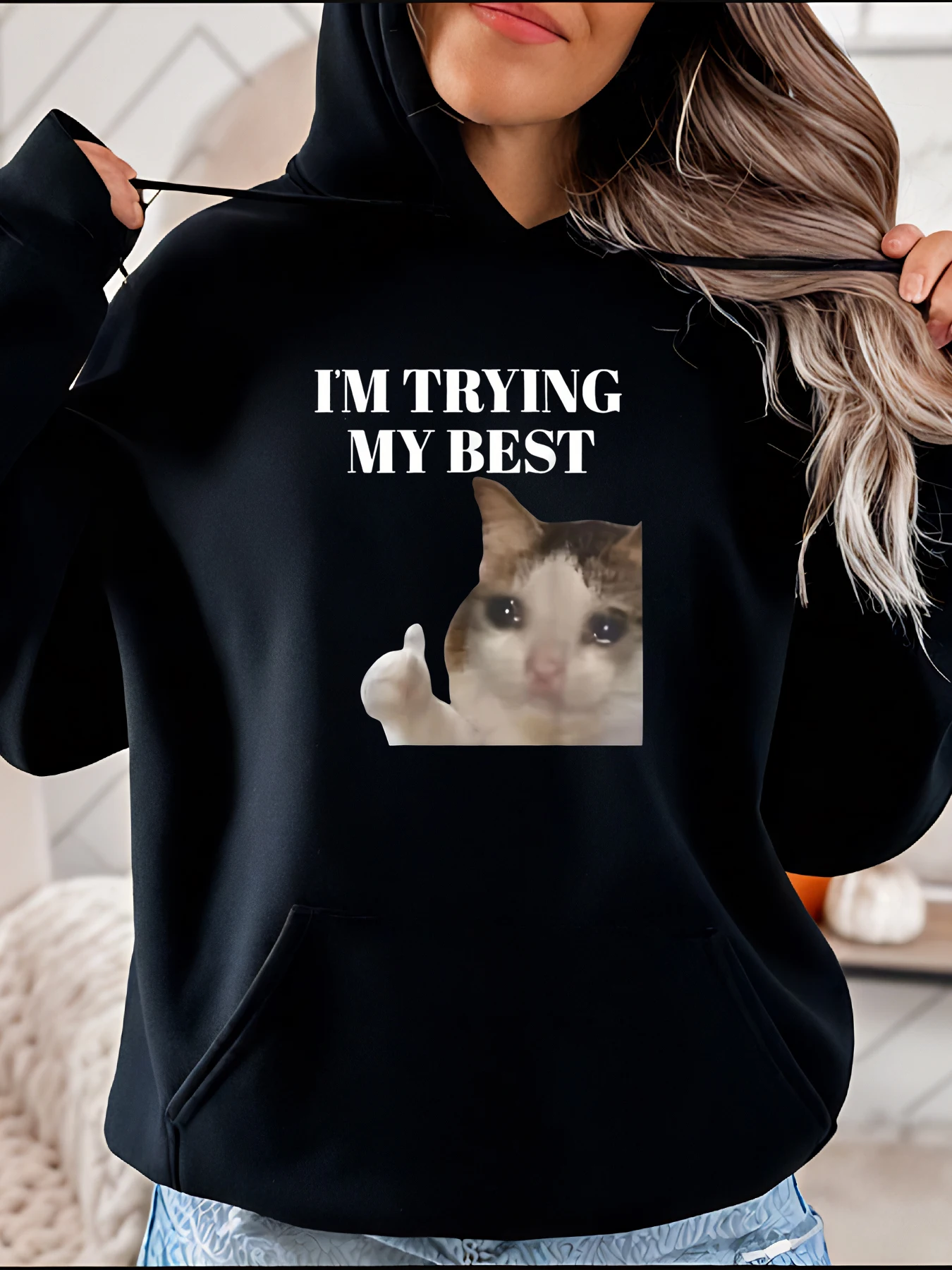 เสื้อฮู้ดพิมพ์ลายแมวสไตล์ลำลองพร้อมกราฟิกท่าทางนิ้วหัวแม่มือสำหรับผู้หญิงสวมใส่ในชีวิตประจำวัน