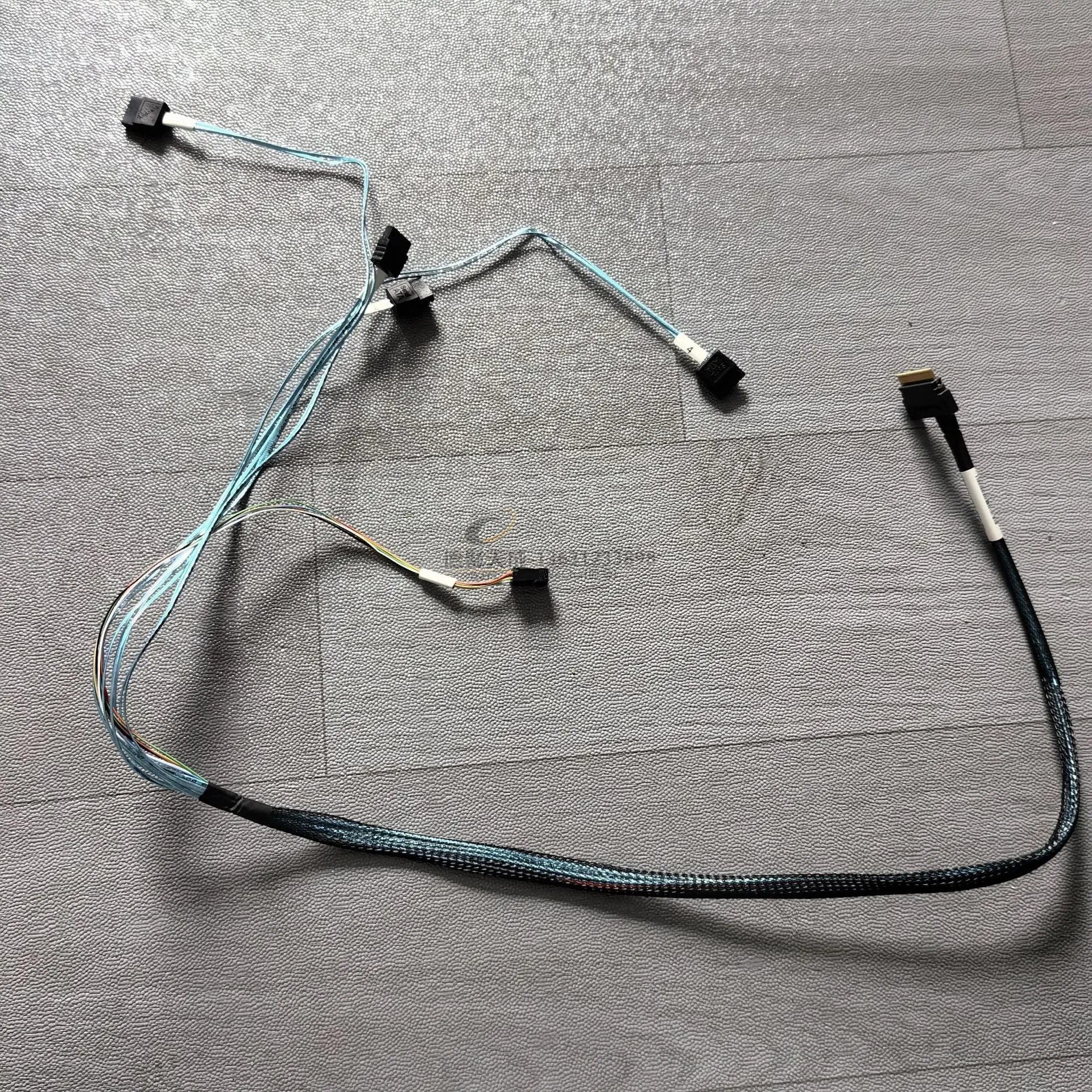 

For Supermicro CBL-SAST-1275A-100 hard disk data cable 8654-8I to 4SATA one point four cable