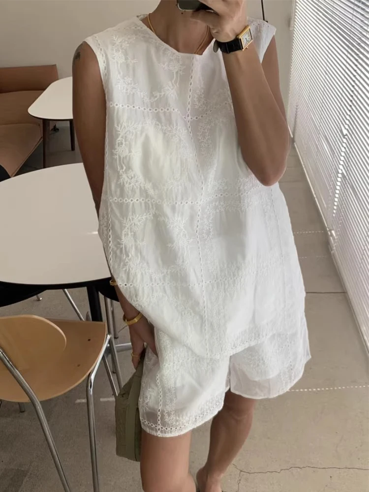 Conjunto F de Verão Novo Vintage com Top Sem Mangas Bordado em Flor e Calças Curtas de Cintura Alta com Pernas Largas
