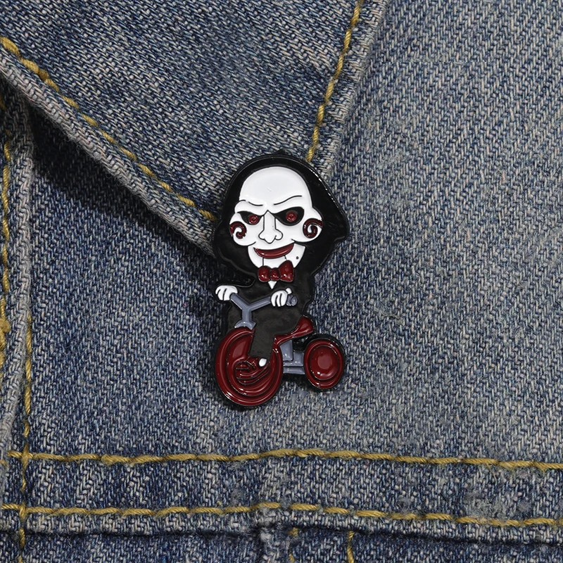 Jigsaw Billy Mechanical Puppet Badge Horror Saw Pin Clown Brooch Halloween Flair Addition