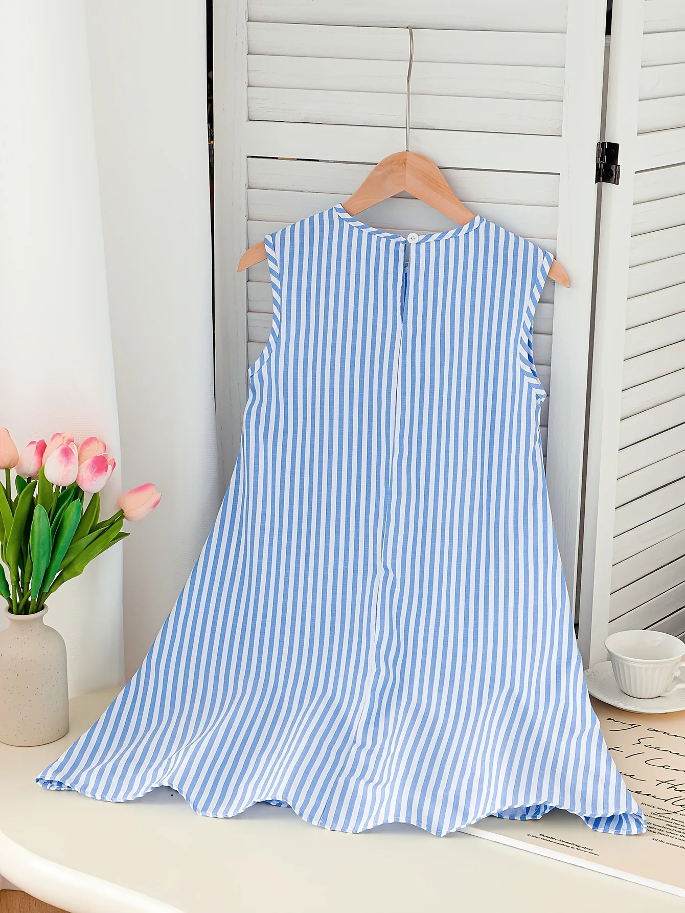 Sommerkleid für Kinder, Mädchen, blau-weiß, mit vertikalen Streifen, Rundhalsausschnitt, ärmellos, lockerer A-Linien-Schnitt, Rüschensaum, Reißverschluss hinten – Detail 2