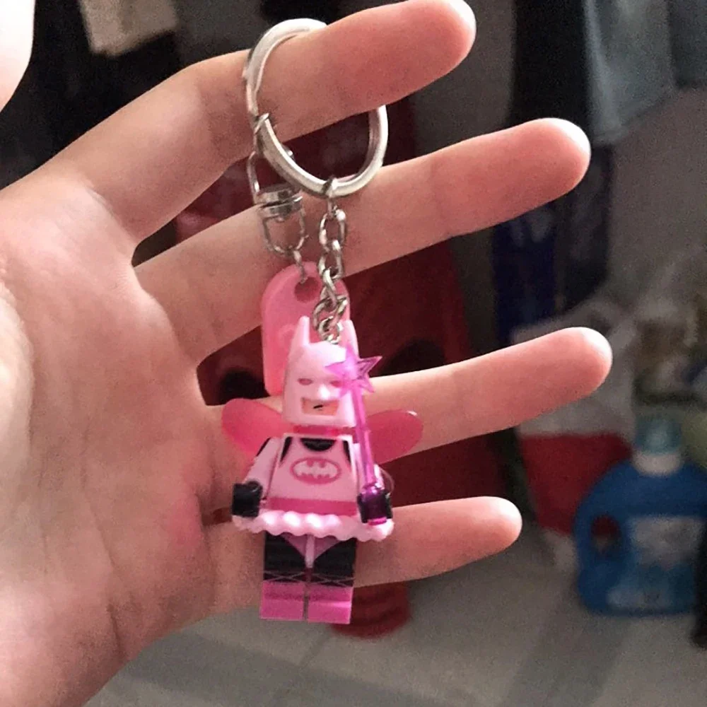 Batman Fairy Lego Schlüsselanhänger-Set, Niedliche Paar-Schlüsselanhänger mit Rosa Herz, Geschenk für Fans und Freunde – Detail 5